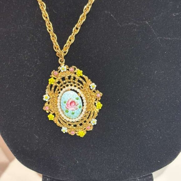 Elegant Chain Necklace with Ornate Pendant Gold Tone Size 13" - Picture 8 of 8